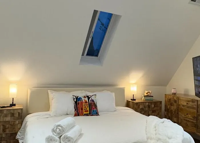 Chic Luxe Retreat Light Filled King Bed Garage Apartment *