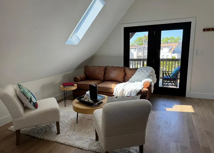 Apartment Chic Luxe Retreat Light Filled King Bed Garage