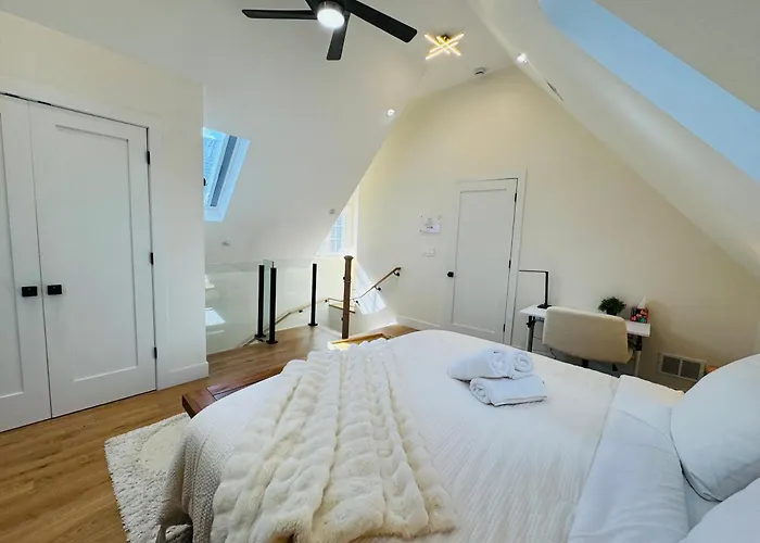 Chic Luxe Retreat Light Filled King Bed Garage * Chicago